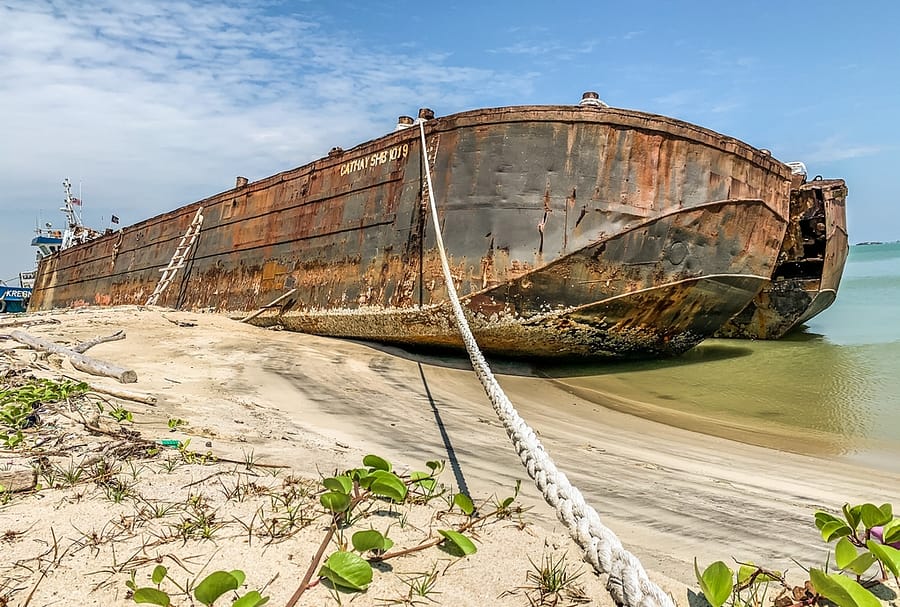 заброшенный корабль малайзия пляж малакка