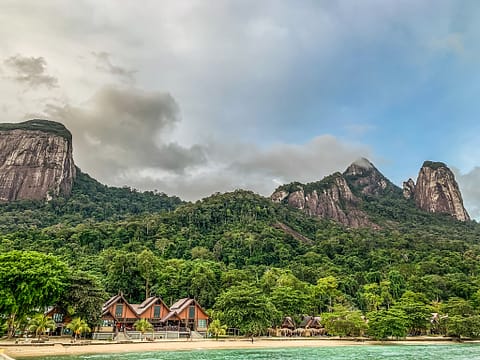 Остров Тиоман в Малайзии гористый с нетронутой природой