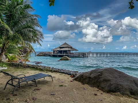 шезлонг пляж остров Тиоман Малайзия