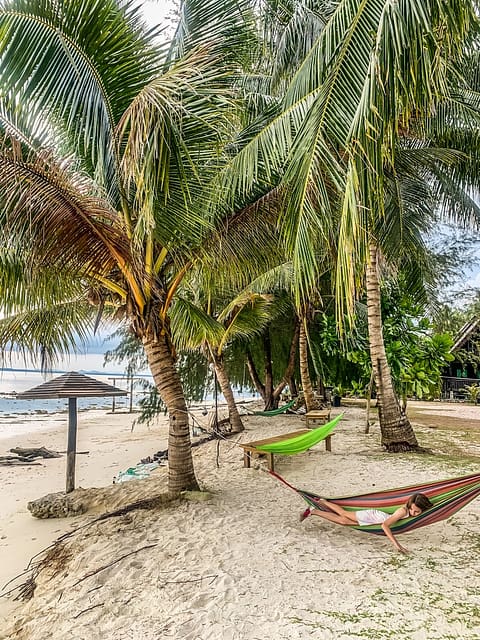 гамак на пляже райский остров Бесар Малайзия