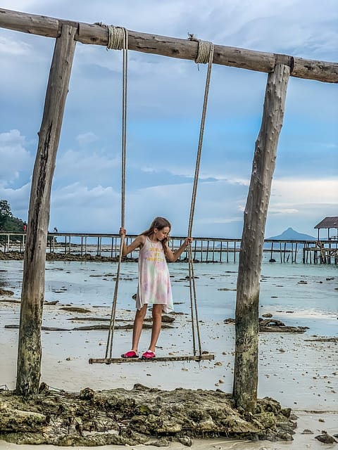качели на пляже острова Малайзии