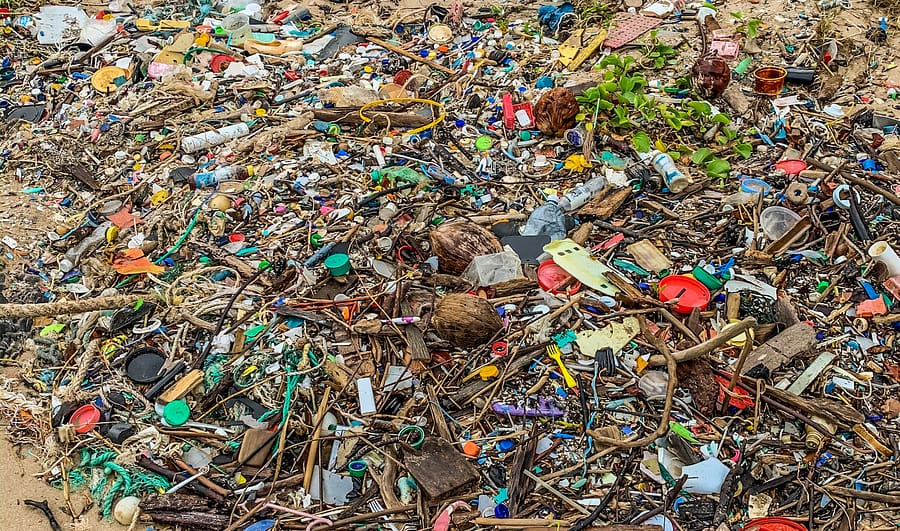 мусор на пляже малайзии batu layar